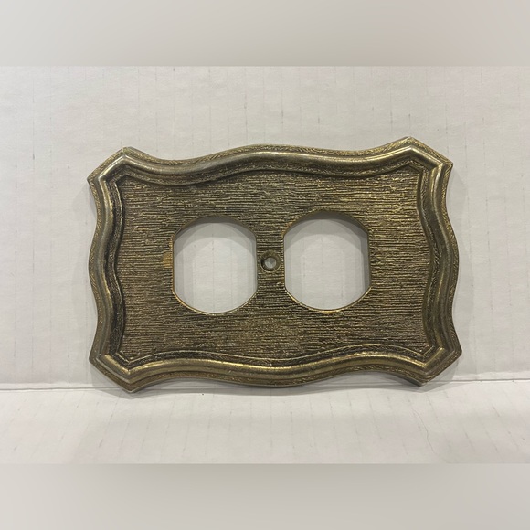 Vintage 1968 American Tack & Hardware Antique Brass Outlet Wall Plate - Picture 1 of 3